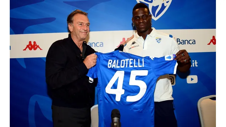 Mario Balotelli fue presentado y recibido por una gran multitud.