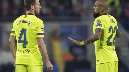 ¡Paliza! Hinchas del Barca prefieren que parta Rakitic antes que Vidal