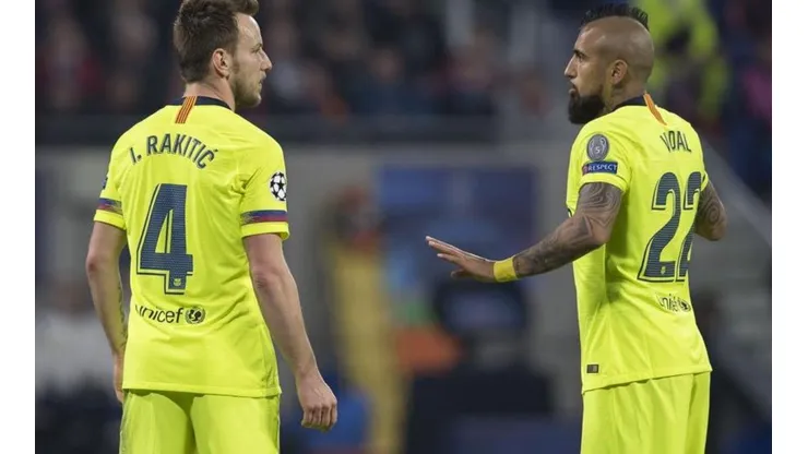¡Paliza! Hinchas del Barca prefieren que parta Rakitic antes que Vidal