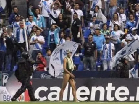 El 'Negro de WhatsApp' invade desnudo una cancha en México