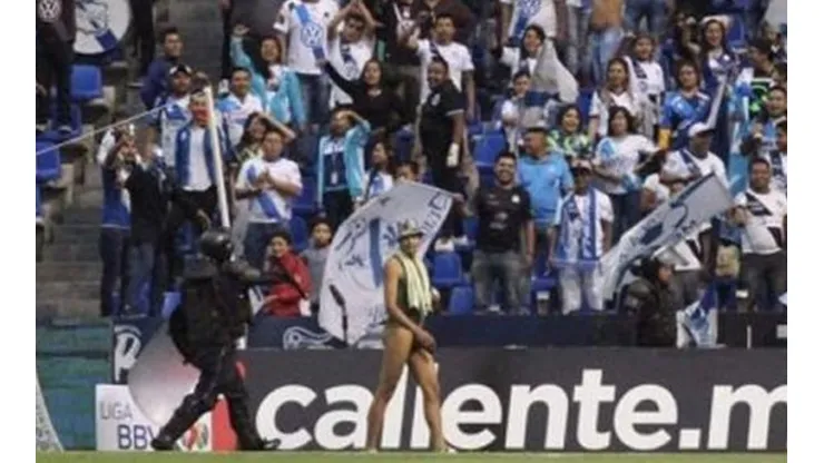 Otro invasor en el fútbol
