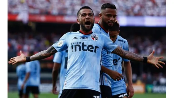 Debut soñado: Dani Alves anota en su estreno con el Sao Paulo (Foto: Twitter @Brasileirao)