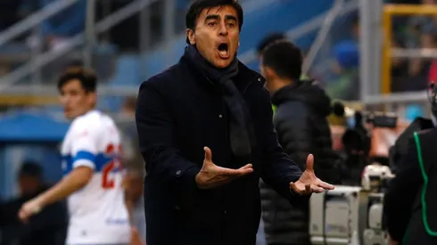 El DT de la Católica frente a Everton.