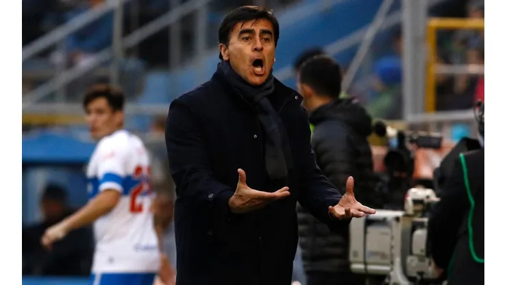 El DT de la Católica frente a Everton.