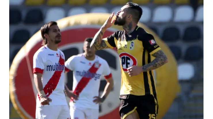 Pinilla festeja su doblete.