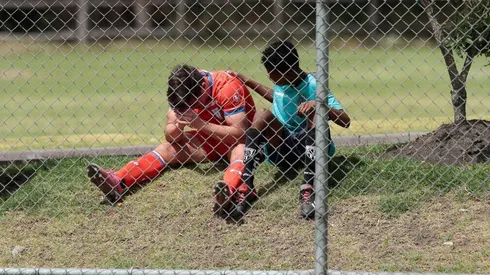 La hermosa postal de un niño de IDV y un cadete de la UC.