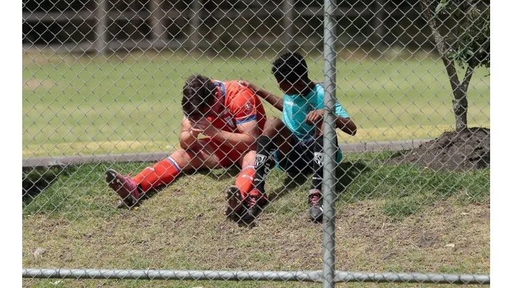 La hermosa postal de un niño de IDV y un cadete de la UC.