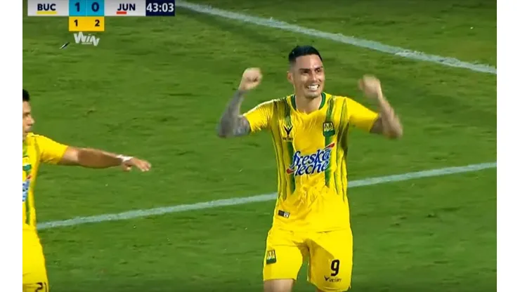 Pineda festeja su gol.