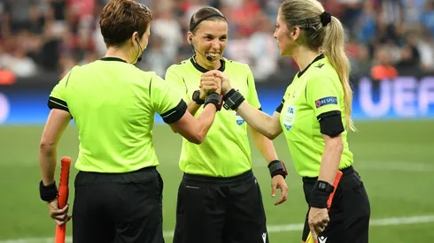 Stephanie Frappart y sus asistentes en la histórica final.