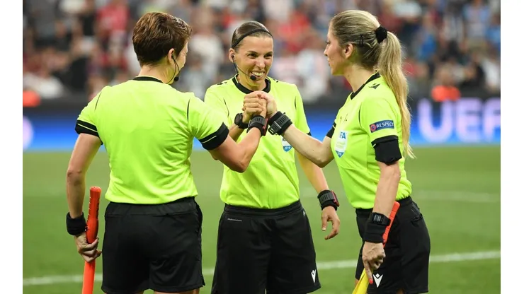 Stephanie Frappart y sus asistentes en la histórica final.