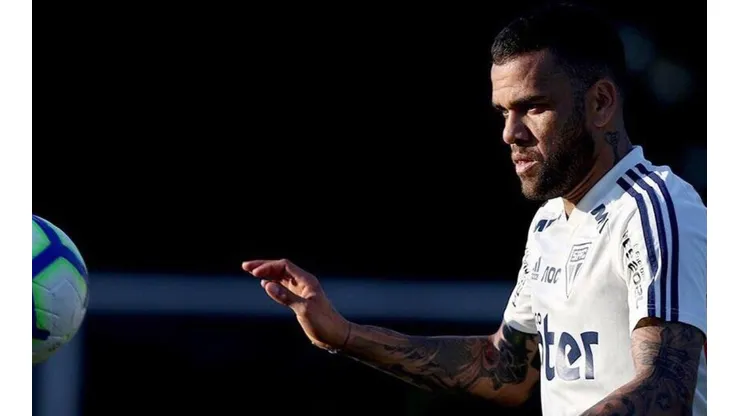 No era pura camiseta: Dani Alves entrena de 10 de cara a su debut en el Sao Paulo (Foto: Twitter Sao Paulo)