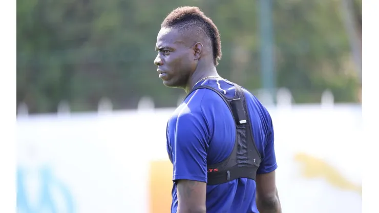 Balotelli aún no define su futuro.
