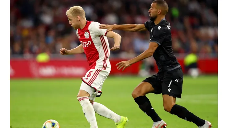 Van de Beek se aleja del Real Madrid.