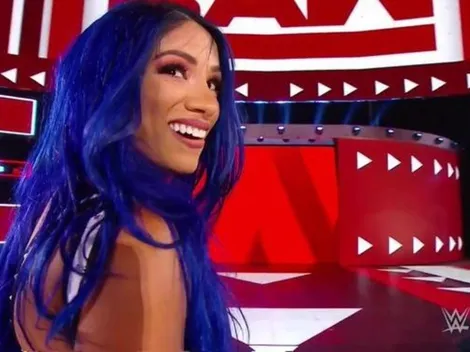 Una renovada Sasha Banks regresa a RAW y le da una paliza a Becky Lynch