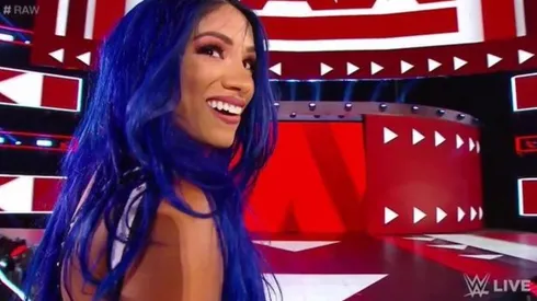 Una renovada Sasha Banks regresa a RAW y le da una paliza a Becky Lynch