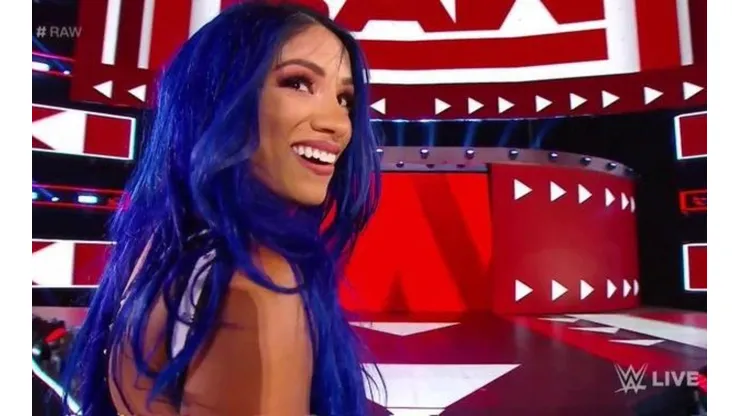 Una renovada Sasha Banks regresa a RAW y le da una paliza a Becky Lynch