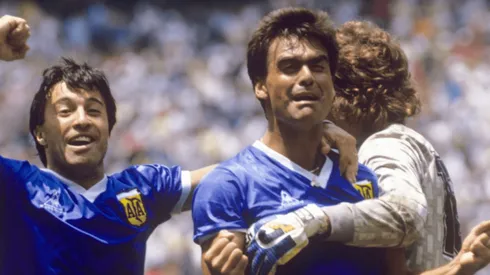 Tata Brown abrazado en Argentina, con la que ganó el Mundial de México '86.