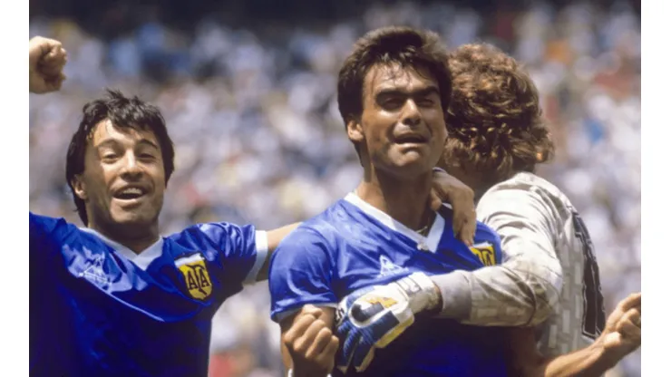 Tata Brown abrazado en Argentina, con la que ganó el Mundial de México '86.