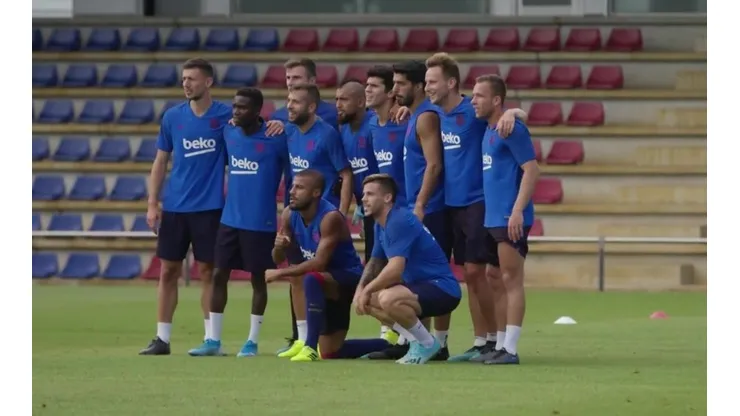 Arturo Vidal celebra con los campeones del entrenamiento azulgrana