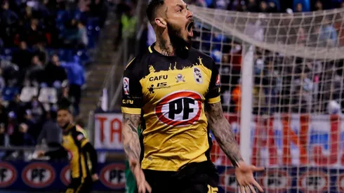 ¡Sorpresa en San Carlos! Mauricio Pinilla le gana a la defensa y pone el empate para Coquimbo (Foto: Agencia Uno)