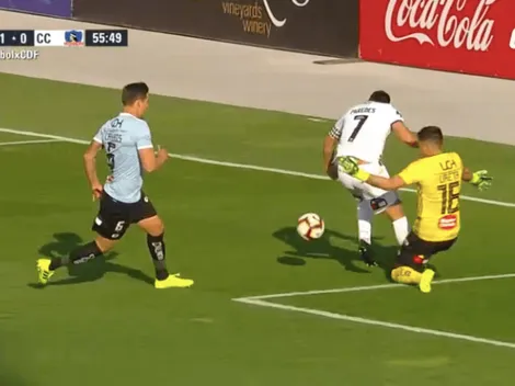 ¡Piden penal! Paredes se estrella con Ureta y Colo Colo reclama falta