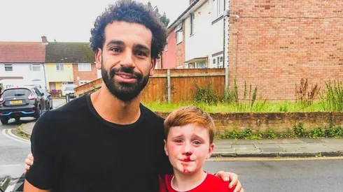 Salah junto al pequeño hincha del Liverpool