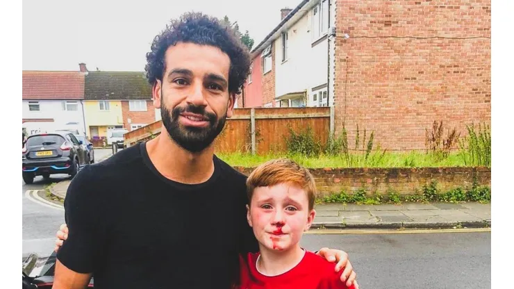 Salah junto al pequeño hincha del Liverpool