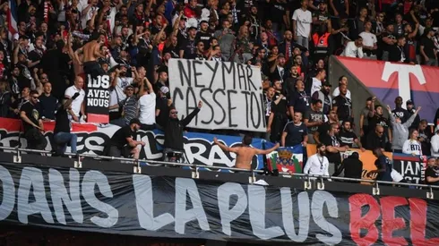 Hinchada del PSG muestra lienzos y canta contra Neymar