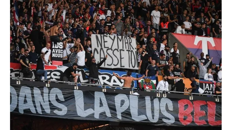 Hinchada del PSG muestra lienzos y canta contra Neymar