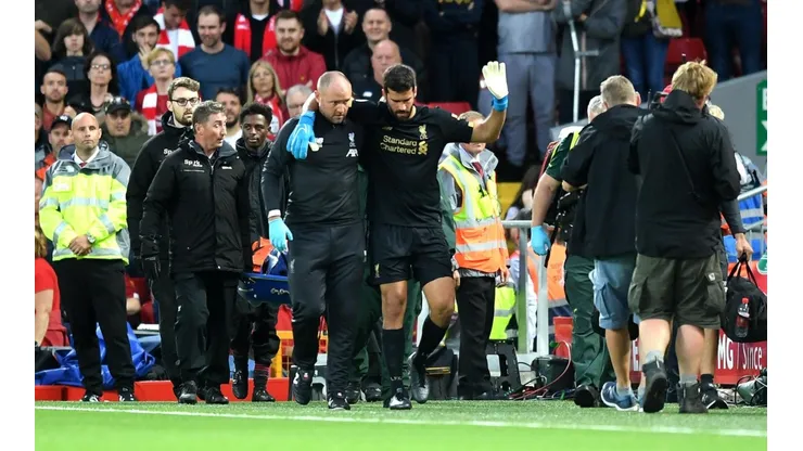 Alisson lesionado en la goleada del Liverpool.