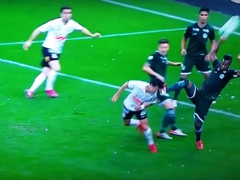 Patadón en la cabeza de Rafael Vaz a jugador de Corinthians