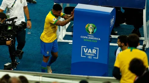 Conmebol castiga a Gabriel Jesús por golpear el VAR en la final de Copa América (Foto: Getty Images)