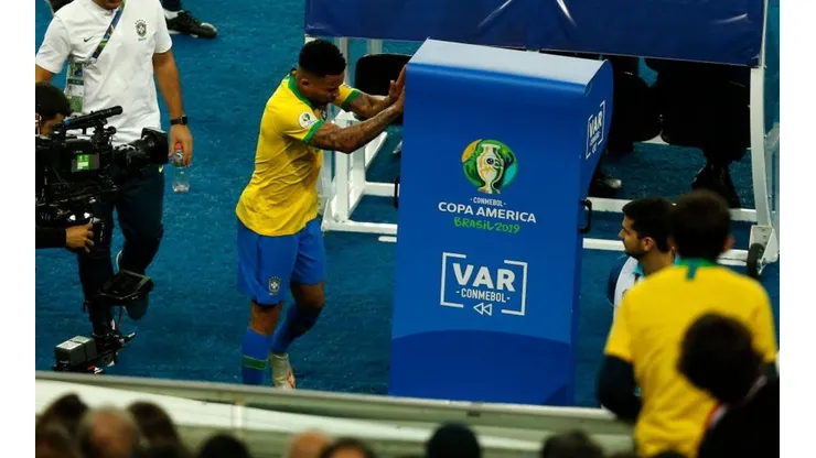 Conmebol castiga a Gabriel Jesús por golpear el VAR en la final de Copa América (Foto: Getty Images)