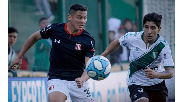 Juan Fuentes y el rol de los defensas: "Si se puede jugar, se puede, sino hay que sacarla a la m..." (Foto: Facebook Estudiantes de La Plata)