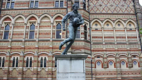 Estatua homenaje a William Webb Ellis en el frontis del Rugby School, Inglaterra.
