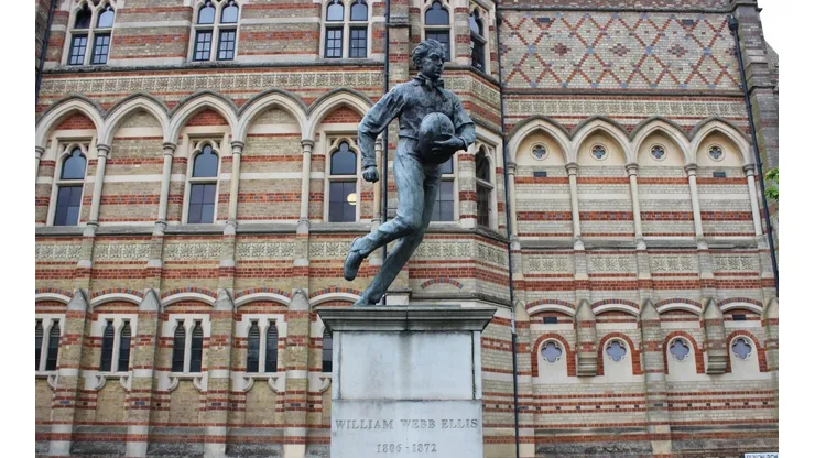 Estatua homenaje a William Webb Ellis en el frontis del Rugby School, Inglaterra.