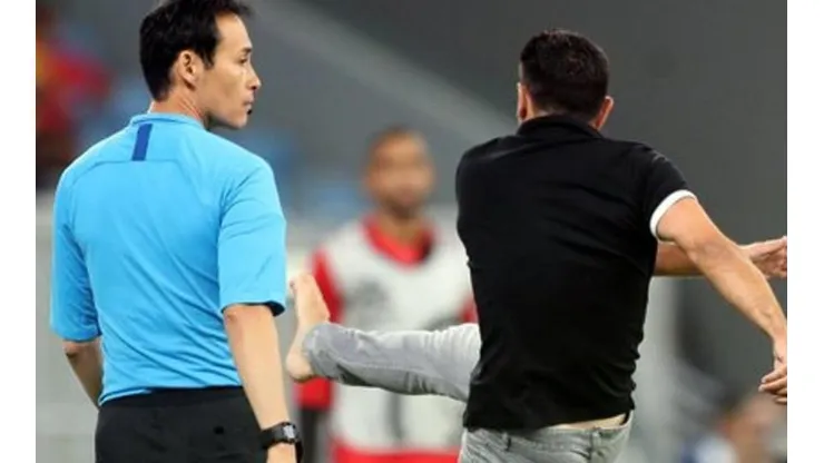 Xavi debuta como entrenador con pataleta y zapato perdido incluido