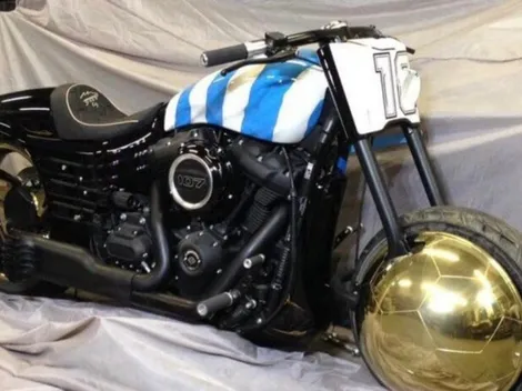 ¡Qué regalo! Diego Armando Maradona recibe una Harley Davidson
