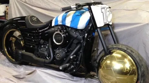 ¡Qué regalo! Diego Armando Maradona recibe una Harley Davidson