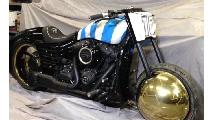 ¡Qué regalo! Diego Armando Maradona recibe una Harley Davidson