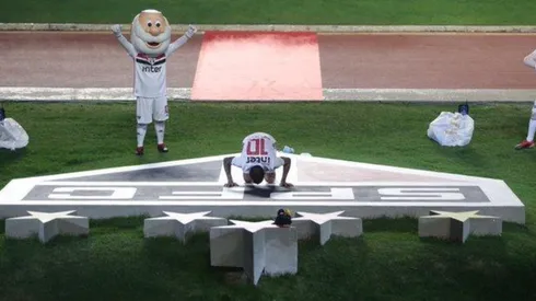 Locura en Sao Paulo: 45.000 hinchas recibieron a Dani Alves