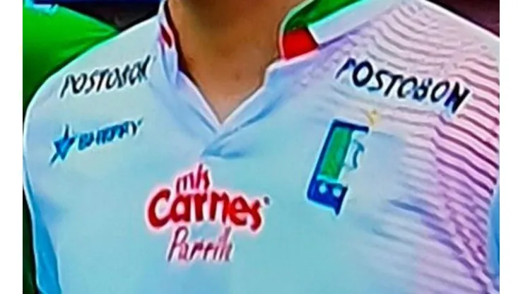 La mitad del escudo de Once Caldas.