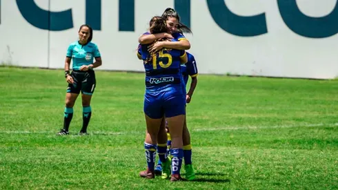 Viviana Torres recibe el afecto de sus compañeras tras la goleada