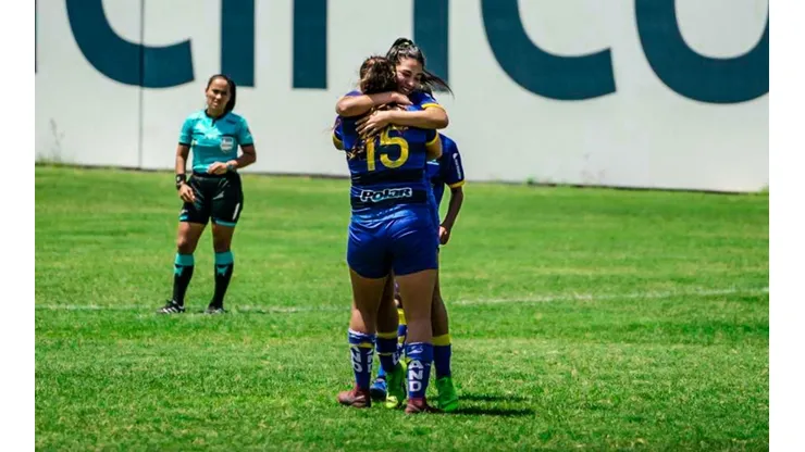 Viviana Torres recibe el afecto de sus compañeras tras la goleada