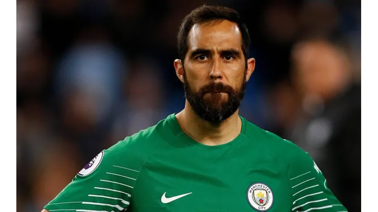 Claudio Bravo inició como titular la temporada en el Manchester City