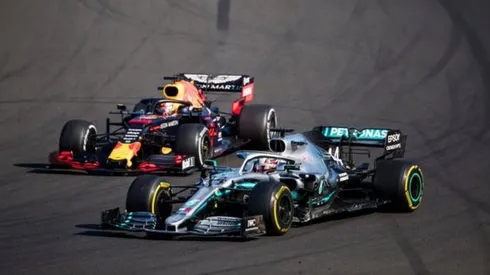 El momento en que Lewis Hamilton supera finalmente a Max Verstappen