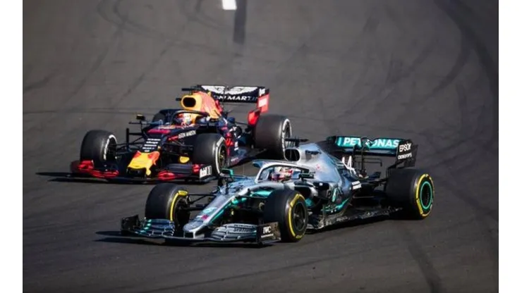 El momento en que Lewis Hamilton supera finalmente a Max Verstappen