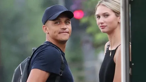 Los paparazzi encontraron a Alexis Sánchez esperando el tren a Londres