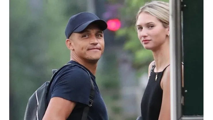 Los paparazzi encontraron a Alexis Sánchez esperando el tren a Londres