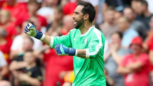El mensaje de Claudio Bravo tras partidazo ante el Liverpool: "La clave del éxito está aquí" (Foto: Agencia Uno)
